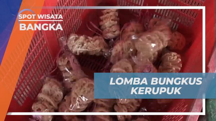 Seru-seruan Adu Cepat Mengemas Kerupuk Kembang Khas Bangka
