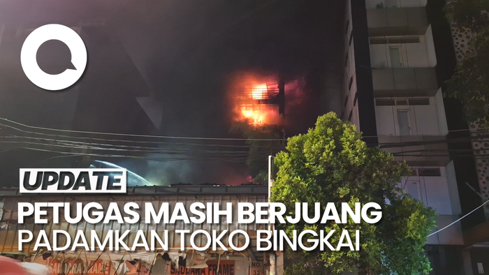 Banyak Material Kayu, Kebakaran Toko Bingkai di Mampang Belum Padam!