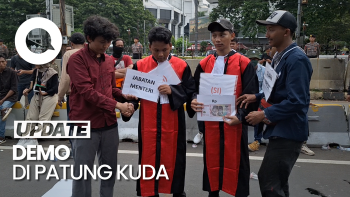 Massa Gelar Aksi di MK Gunakan Toga, Minta Hakim Tak Diintervensi