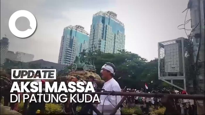 Momen Saling Lempar 2 Kelompok Massa di Patung Kuda Jakpus
