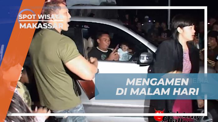 Selesaikan Tantangan Ala COV Menghibur wisatawan di Pantai Losari, Makassar