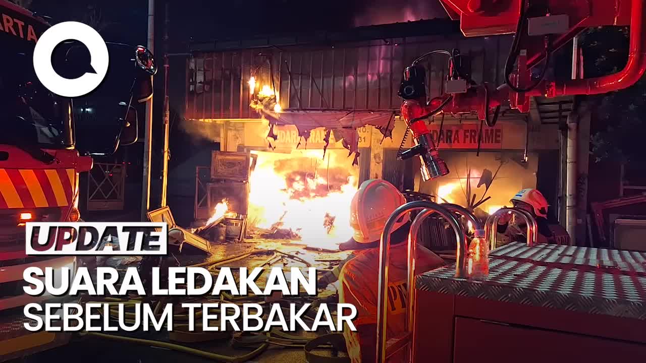 Warga Sempat Dengar Ledakan Sebelum Toko Bingkai Di Mampang Terbakar