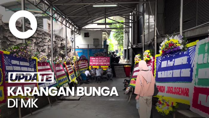 Karangan Bunga Penuhi MK Jelang Putusan Sengketa Pilpres 2024
