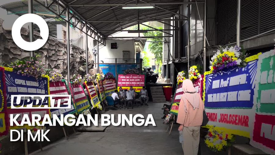 Karangan Bunga Penuhi MK Jelang Putusan Sengketa Pilpres 2024