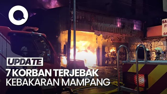 7 Orang Masih Terjebak dalam Kebakaran Toko Bingkai di Mampang