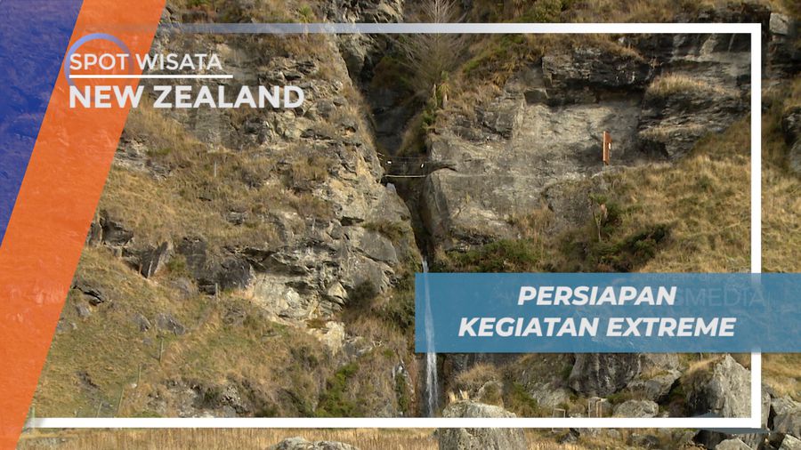 Persiapan Sebelum Memanjat Tebing Air Terjun Kembar di Wanaka, New Zealand