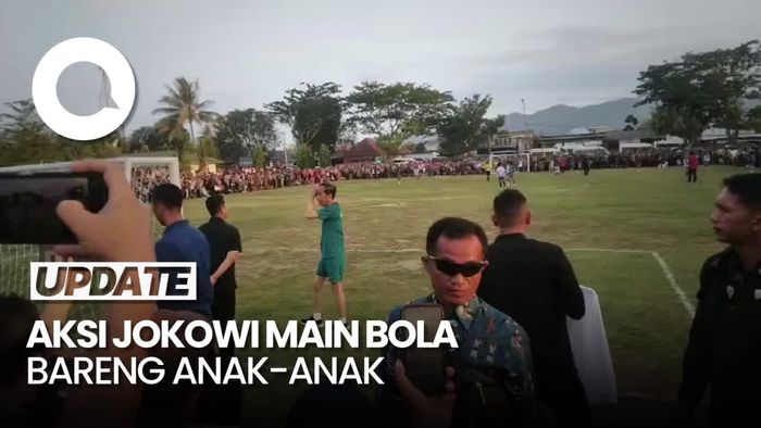 Momen Jokowi Main Bola Bareng Anak-anak di Gorontalo, Cetak 1 Gol