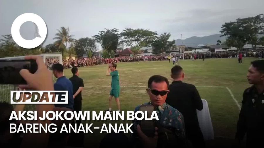 Momen Jokowi Main Bola Bareng Anak-anak di Gorontalo, Cetak 1 Gol
