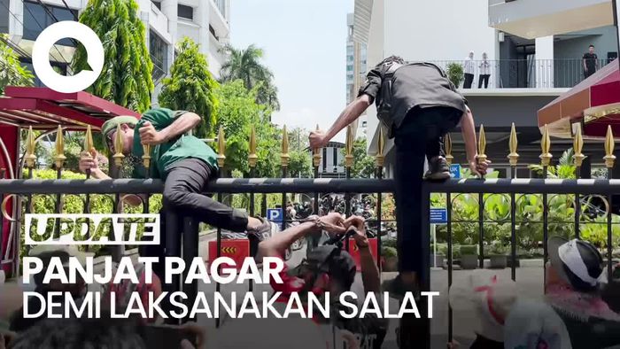 Massa Demo Sengketa Pilpres Panjat Pagar Kemenparekraf untuk Salat