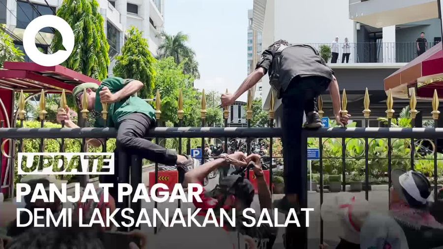 Massa Demo Sengketa Pilpres Panjat Pagar Kemenparekraf untuk Salat