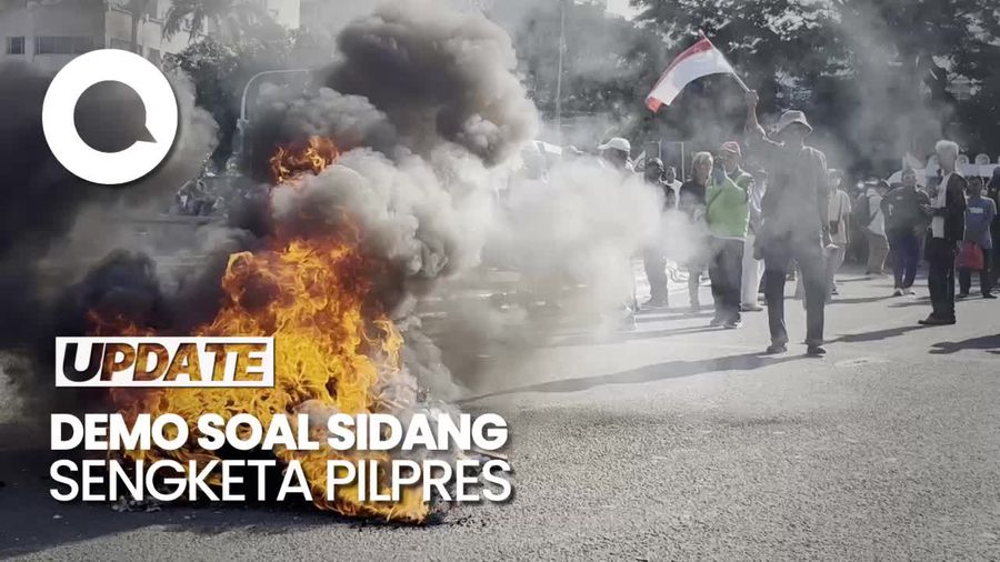 Sidang MK Rampung, Massa Pendemo di Patung Kuda Bakar Ban