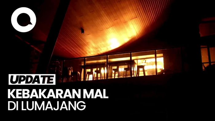Penampakan Kebakaran Melahap Pusat Perberlanjaan Terbesar di Lumajang