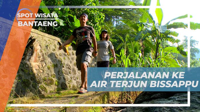 Menuruni Anak Tangga Menuju Air Terjun Bissappu, Bantaeng