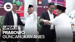 Momen Prabowo Guncangkan Badan Anies Sambil Tertawa