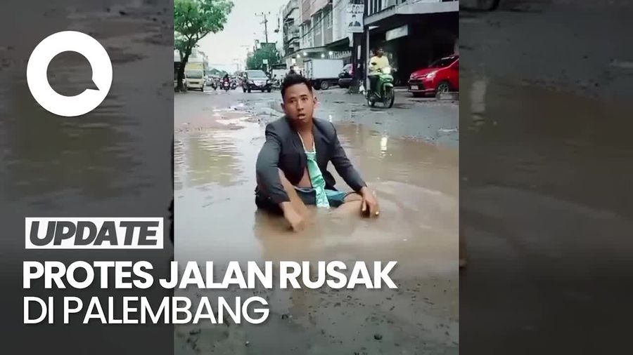 Viral Pria Berdasi Protes Jalan Rusak di Palembang, Gelar Aksi Duduk di Kubangan