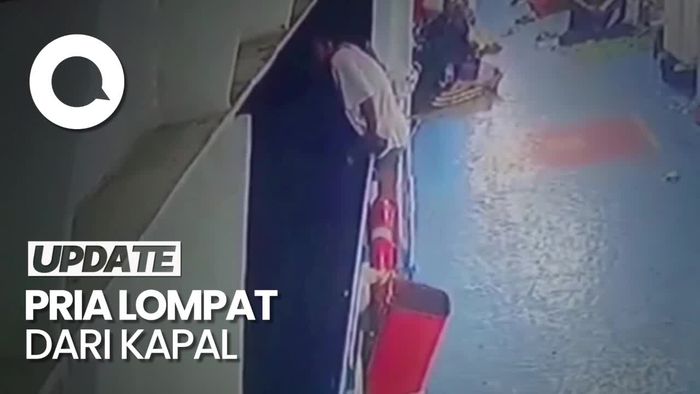 Terekam CCTV Aksi Nekat Pria Lompat dari Kapal di Selat Sunda