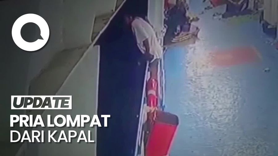Terekam CCTV Aksi Nekat Pria Lompat dari Kapal di Selat Sunda