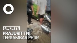 Momen Warga Evakuasi 2 Anggota TNI Tersambar Petir di Jaktim