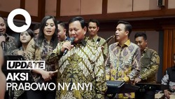 Prabowo Nyanyi di Depan Titiek: Sudah Presiden Terpilih, Suara Jelek Harus Tepuk Tangan