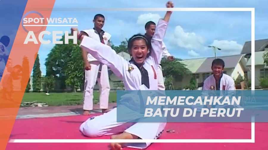 Mengasah Nyali, Atraksi Memecahkan Batu di Atas Perut, Aceh