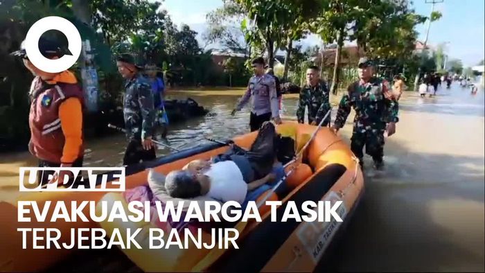 Momen Evakuasi Lansia di Tasikmalaya yang Terjebak Banjir