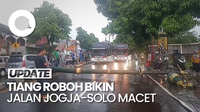 Penampakan Tiang Lampu Roboh Melintang di Jalan Jogja-Solo