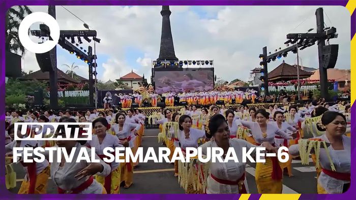 Momen Sandiaga Uno Tempa Keris Saat Pembukaan Festival Semarapura