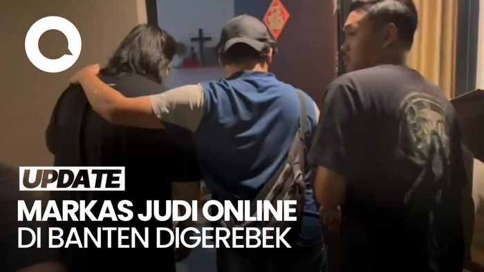 Momen Penggerebekan 3 Rumah Markas Judi Online di Teluk Naga Banten
