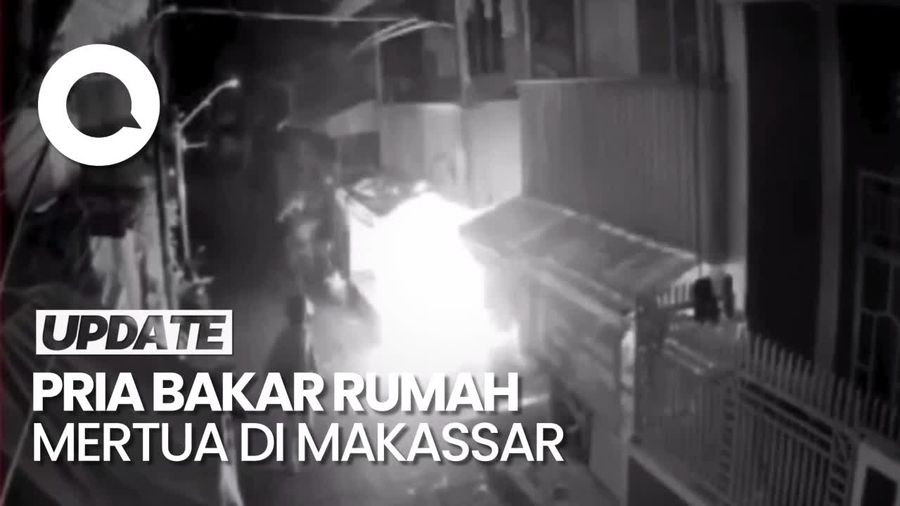 Terekam CCTV, Pria di Makassar Bakar Rumah Mertua Gegara Emosi