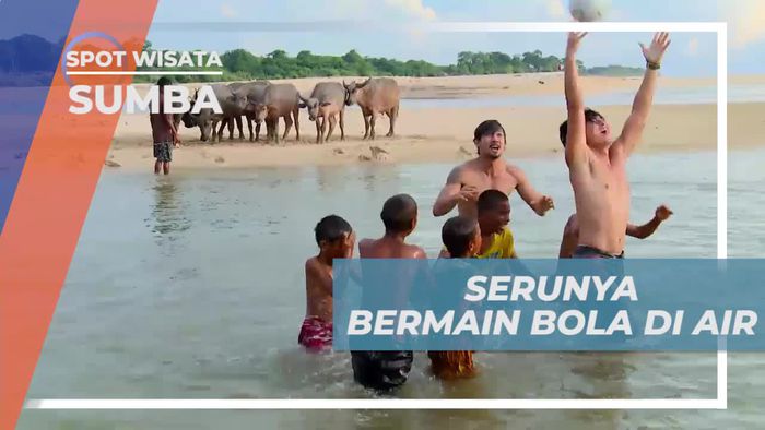 Keseruan Berebut Bola Bersama Anak-anak Desa Ratenggaro Sumba