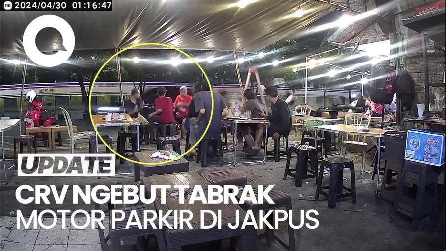 Detik-detik CRV Ngebut Tabrak 7 Motor yang Parkir di Jakpus Lalu Kabur