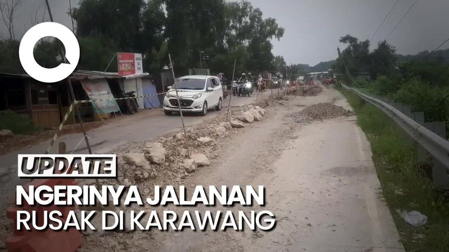 Penampakan Jalan Raya Badami-Loji di Karawang yang Amblas-Rusak Parah