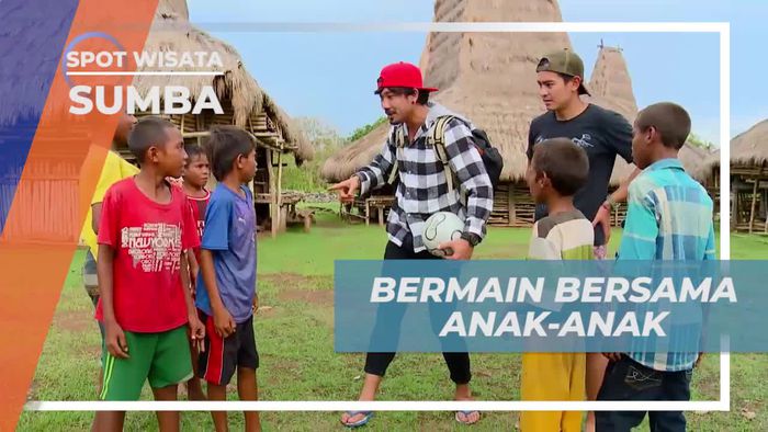 Bermain Bersama Anak-anak Desa Adat Ratenggaro Sumba