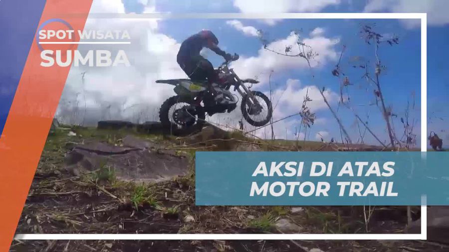 Penuh Aksi Melompati Tumpukan Batu Bukit Lendongara Sumba