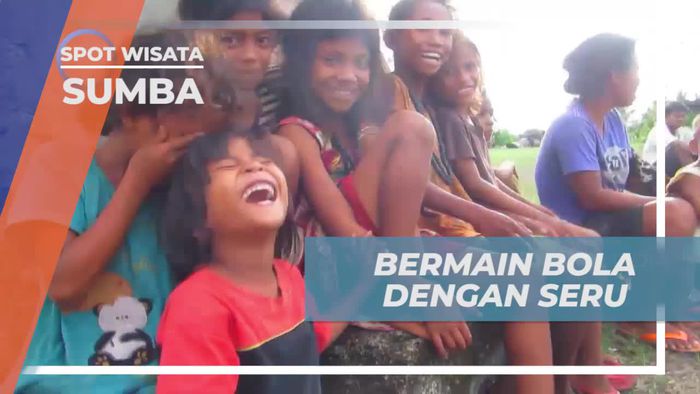 Adu Tangkas Bermain Sepak Bola Bersama Anak-anak Desa Ratenggaro Sumba