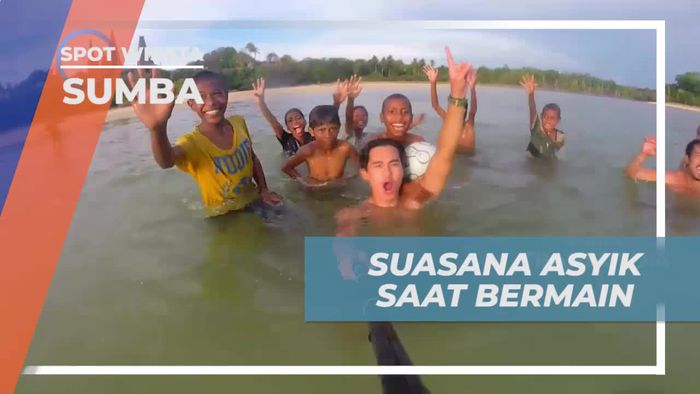 Menikmati Keseruan Bermain Bersama Anak-anak Desa Adat Ratenggaro Sumba