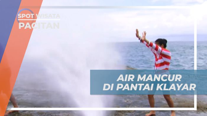 Menikmati Keseruan, Bermain Semburan Air di Antara Celah Batu Pantai Klayar, Pacitan