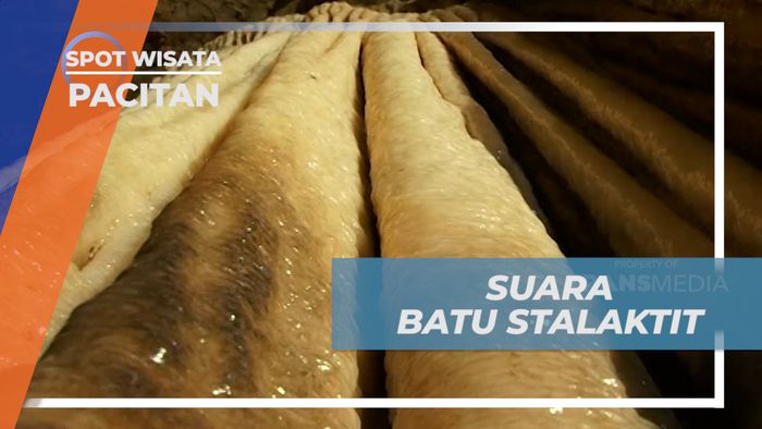 Mencoba Memukul Batu Stalaktit yang Mengeluarkan Suara Mirip Gong, Pacitan