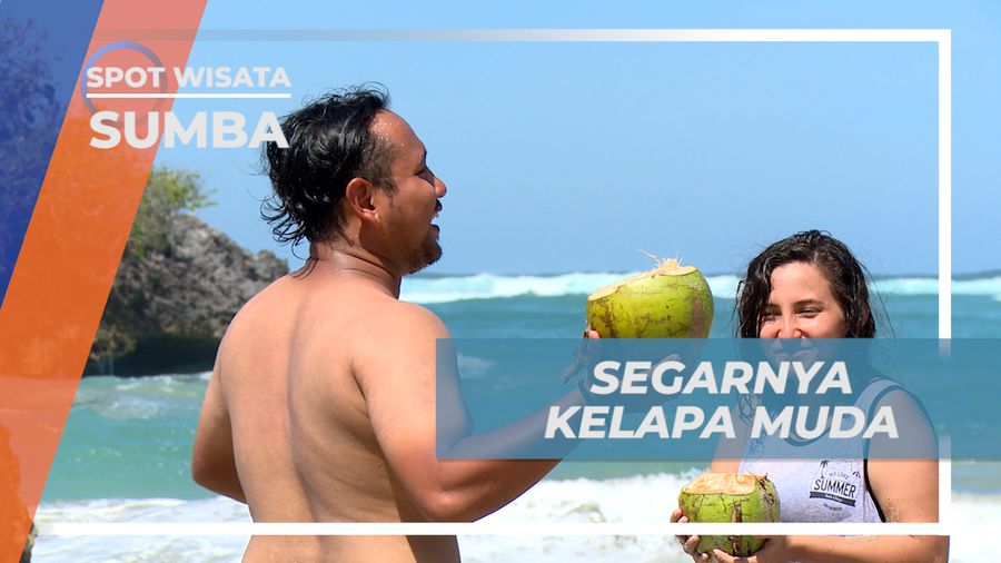Bersantai di Tepi Pantai, Sambil Menikmati Kesegaran Kelapa Muda, Sumba