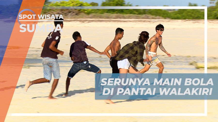 Seru-seruan Bermain Bola Bareng Warga Lokal di Pantai Walakiri, Sumba