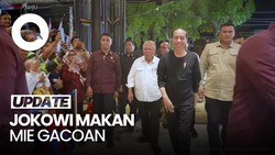 Momen Jokowi Ngevlog Kepedasan Makan Mie Gacoan di NTB