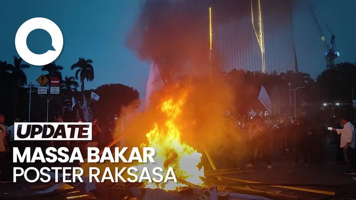 Massa May Day di Patung Kuda Bakar Poster Bergambar Jokowi dan Hakim MK