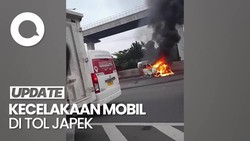 Penampakan Mobil Terbalik-Terbakar di Tol Japek Arah Jakarta