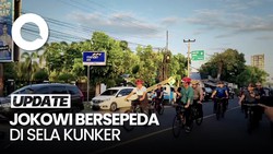 Gaya Jokowi Bersepeda Keliling Mataram Bareng Mentan Andi Amran