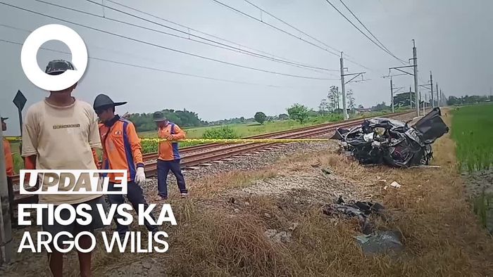 Penampakan Toyota Etios Ringsek Seusai Tertabrak KA Argo Wilis di Klaten