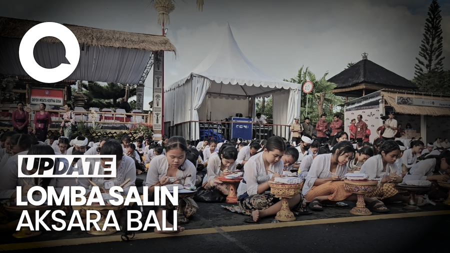  Ratusan Pelajar di Bali Lomba Salin Aksara ke Daun Lontar