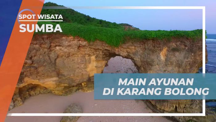 Menikmati Keseruan Bermain Ayunan di Bawah Bukit Karang Bolong, Sumba