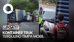 Gagal Menanjak, Kontainer Truk Terguling Timpa Mobil di Pekayon Bekasi
