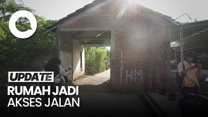 Unik, Jalan di Demak Tembus Rumah Warga