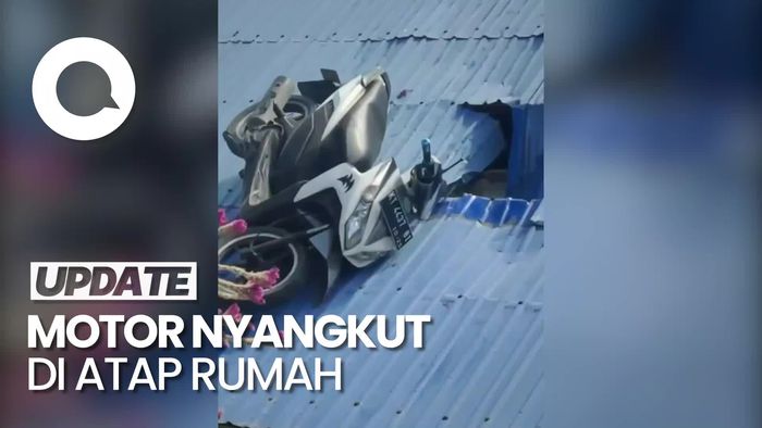 Penampakan Motor Nyangkut di Atap Rumah Warga di Balikpapan